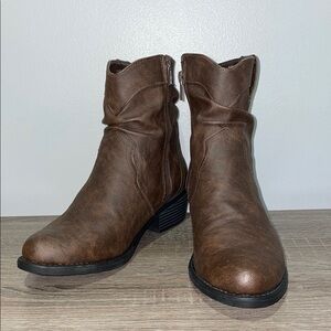 EASY STREET Women’s ‘Jae’ Brown Ankle Boots Size 7.5 W